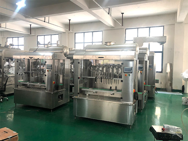 全自動潤膚霜灌裝機生產(chǎn)廠家廠房車間
