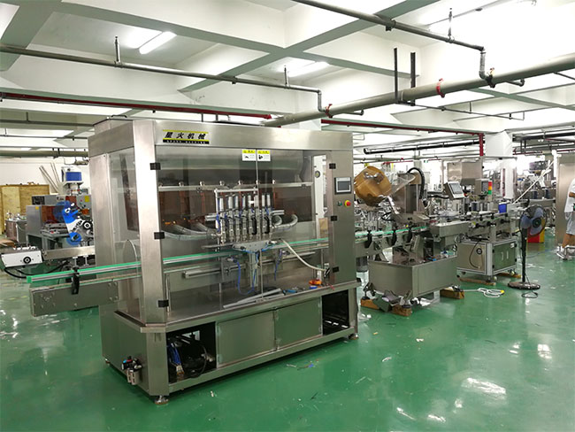 全自動醬料灌裝機設備實拍