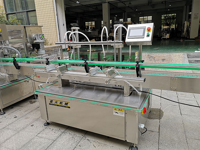 辣椒醬灌裝定量加油機(jī)實(shí)拍