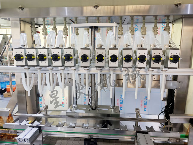 12頭液體灌裝機實拍